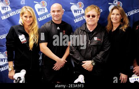 Anna Kournikova, Andre Agassi, Elton John und Stefanie Graf besuchen die WTT Smash Hits an der American University in Washington DC November 15 2010. Smash Hits hilft Geld für HIV AIDS zu sammeln. Foto von Olivier Douliery /ABACAPRESS.COM Stockfoto