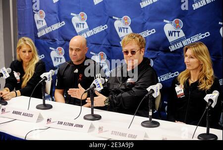 Anna Kournikova, Andre Agassi, Elton John, Stefanie Graf und Jan-Michael Gambill besuchen die WTT Smash Hits an der American University in Washington DC November 15 2010. Smash Hits hilft Geld für HIV AIDS zu sammeln. Foto von Olivier Douliery /ABACAPRESS.COM Stockfoto