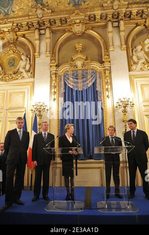 Der neue französische Minister für europäische Angelegenheiten, Laurent Wauquiez, der neue französische Minister für Zusammenarbeit, Henri de Raincourt, der neue französische Minister für auswärtige und europäische Angelegenheiten, Michele Alliot-Marie, Der ehemalige französische Außenminister Bernard Kouchner und der neu ernannte französische Außenhandelsminister Pierre Lellouche sind während eines Machtübergangs am 16. November 2010 in Paris, Frankreich, abgebildet. Foto von Christophe Guibbaud/ABACAPRESS.COM Stockfoto