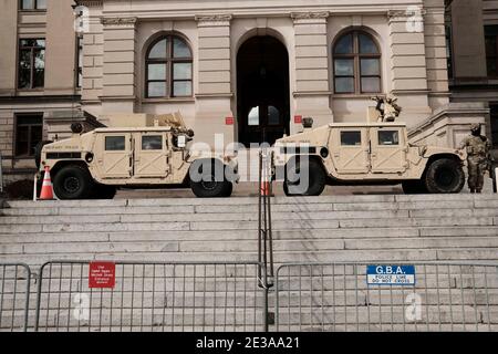 Atlanta, Georgia, USA. Januar 2021. Offiziere mit der Nationalgarde stehen vor dem Georgia State Capitol Gebäude, wo zusätzliche Sicherheitsmaßnahmen eingesetzt wurden, nur noch wenige Tage bis zur Amtseinführung des Präsidenten. Im Georgia State Capitol Gebäude wurden Sicherheitsmaßnahmen angewendet, um Warnungen des FBI bezüglich möglicher Unruhen in allen 50 Bundesstaaten zu erhalten, nachdem Trump-Befürworter am 6. Januar das US Capitol stürmten. Kredit: John Arthur Brown/ZUMA Wire/Alamy Live Nachrichten Stockfoto