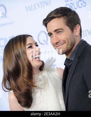 Anne Hathaway und Jake Gyllenhaal besuchen am 16. November 2010 eine Vorführung von "Love & Other Drugs" im DGA Theater in New York City, NY, USA. Foto von Mehdi Taamallah/ABACAPRESS.COM Stockfoto