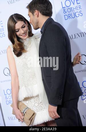 Anne Hathaway und Jake Gyllenhaal besuchen am 16. November 2010 eine Vorführung von "Love & Other Drugs" im DGA Theater in New York City, NY, USA. Foto von Mehdi Taamallah/ABACAPRESS.COM Stockfoto