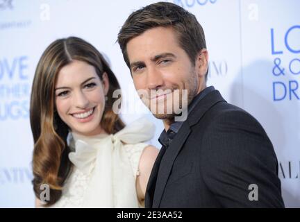 Anne Hathaway und Jake Gyllenhaal besuchen am 16. November 2010 eine Vorführung von "Love & Other Drugs" im DGA Theater in New York City, NY, USA. Foto von Mehdi Taamallah/ABACAPRESS.COM Stockfoto