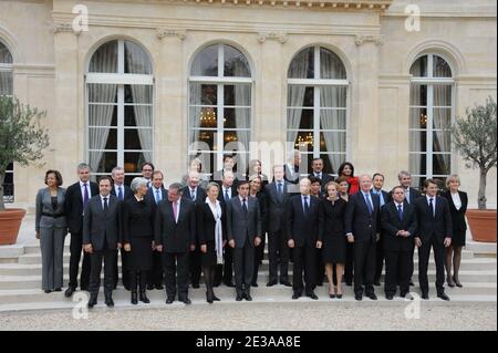 Der französische Premierminister Francois Fillon posiert mit seinem dritten Kabinett am 17. November 2010 im Elysée-Palast in Paris. L bis R, erste Reihe: Minister für Bildung, Jugend und Freiwilligenorganisationen Luc Chatel, Ministerin für Wirtschaft, Finanzen und Industrie Christine Lagarde, Minister für Justiz und Freiheiten Michel Mercier, Minister für auswärtige und europäische Angelegenheiten Michele Alliot-Marie, Premierminister Francois Fillon, Alain Juppe, Minister für Verteidigung und Veteranen, Nathalie Kosciusko-Morizet, Ministerin des Innern Stockfoto