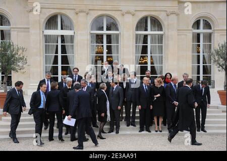 Der französische Premierminister Francois Fillon posiert mit seinem dritten Kabinett am 17. November 2010 im Elysée-Palast in Paris. L bis R, erste Reihe: Minister für Justiz und Freiheiten Michel Mercier, Minister für auswärtige und europäische Angelegenheiten Michele Alliot-Marie, Premierminister Francois Fillon, Minister für Verteidigung und Veteranen Alain Juppe, Minister für Ökologie, nachhaltige Entwicklung, Verkehr und Wohnungsbau Nathalie Kosciusko-Morizet, Ministerin des Innern, Übersee Frankreich, Lokale Behörden und Immigration Brice Hortefeux, L bis R zweite Reihe : Minister für Stadtangelegenheiten Maurice Leroy, Minister für C Stockfoto