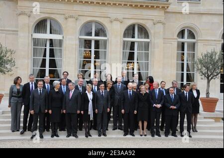 Der französische Premierminister Francois Fillon posiert mit seinem dritten Kabinett am 17. November 2010 im Elysée-Palast in Paris. L bis R, erste Reihe: Minister für Bildung, Jugend und Freiwilligenorganisationen Luc Chatel, Ministerin für Wirtschaft, Finanzen und Industrie Christine Lagarde, Minister für Justiz und Freiheiten Michel Mercier, Minister für auswärtige und europäische Angelegenheiten Michele Alliot-Marie, Premierminister Francois Fillon, Alain Juppe, Minister für Verteidigung und Veteranen, Nathalie Kosciusko-Morizet, Ministerin des Innern Stockfoto