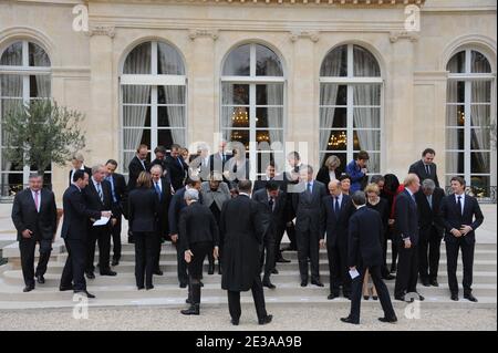 Der französische Premierminister Francois Fillon posiert mit seinem dritten Kabinett am 17. November 2010 im Elysée-Palast in Paris. L bis R, erste Reihe: Minister für Justiz und Freiheiten Michel Mercier, Minister für auswärtige und europäische Angelegenheiten Michele Alliot-Marie, Premierminister Francois Fillon, Minister für Verteidigung und Veteranen Alain Juppe, Minister für Ökologie, nachhaltige Entwicklung, Verkehr und Wohnungsbau Nathalie Kosciusko-Morizet, Ministerin des Innern, Übersee Frankreich, Lokale Behörden und Immigration Brice Hortefeux, L bis R zweite Reihe : Minister für Stadtangelegenheiten Maurice Leroy, Minister für C Stockfoto