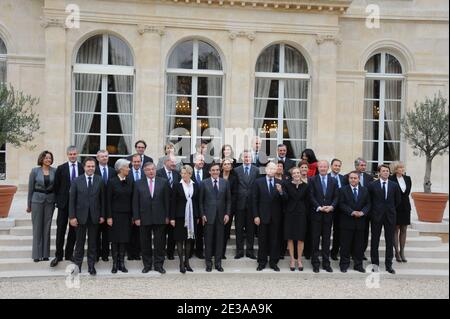 Der französische Premierminister Francois Fillon posiert mit seinem dritten Kabinett am 17. November 2010 im Elysée-Palast in Paris. L bis R, erste Reihe: Minister für Bildung, Jugend und Freiwilligenorganisationen Luc Chatel, Ministerin für Wirtschaft, Finanzen und Industrie Christine Lagarde, Minister für Justiz und Freiheiten Michel Mercier, Minister für auswärtige und europäische Angelegenheiten Michele Alliot-Marie, Premierminister Francois Fillon, Alain Juppe, Minister für Verteidigung und Veteranen, Nathalie Kosciusko-Morizet, Ministerin des Innern Stockfoto