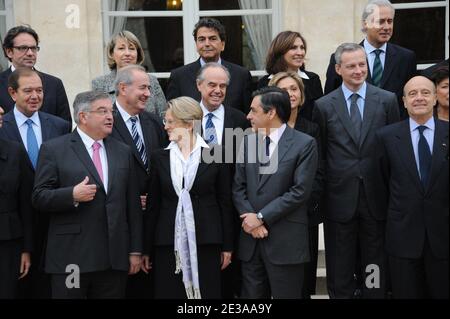 Der französische Premierminister Francois Fillon posiert mit seinem dritten Kabinett am 17. November 2010 im Elysée-Palast in Paris. L bis R, erste Reihe: Minister für Justiz und Freiheiten Michel Mercier, Minister für auswärtige und europäische Angelegenheiten Michele Alliot-Marie, Premierminister Francois Fillon, Minister für Verteidigung und Veteranen Alain Juppe L bis R zweite Reihe: Minister für Stadtangelegenheiten Maurice Leroy, Minister für Kultur und Kommunikation Frederic Mitterrand, Minister für Hochschulen und Forschung Valerie Pecresse, Minister für Landwirtschaft, Ernährung, Fischerei, Angelegenheiten des ländlichen Raums und Stadt und Land Plannin Stockfoto