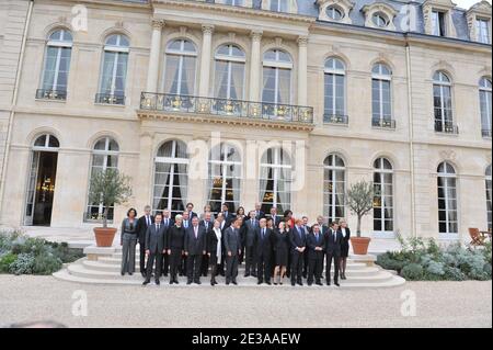 Der französische Premierminister Francois Fillon posiert mit seinem dritten Kabinett am 17. November 2010 im Elysée-Palast in Paris. L bis R, erste Reihe: Minister für Bildung, Jugend und Freiwilligenorganisationen Luc Chatel, Ministerin für Wirtschaft, Finanzen und Industrie Christine Lagarde, Minister für Justiz und Freiheiten Michel Mercier, Minister für auswärtige und europäische Angelegenheiten Michele Alliot-Marie, Premierminister Francois Fillon, Alain Juppe, Minister für Verteidigung und Veteranen, Nathalie Kosciusko-Morizet, Ministerin des Innern Stockfoto