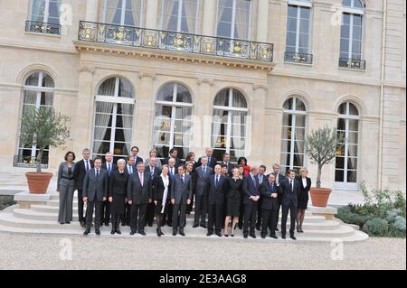 Der französische Premierminister Francois Fillon posiert mit seinem dritten Kabinett am 17. November 2010 im Elysée-Palast in Paris. L bis R, erste Reihe: Minister für Bildung, Jugend und Freiwilligenorganisationen Luc Chatel, Ministerin für Wirtschaft, Finanzen und Industrie Christine Lagarde, Minister für Justiz und Freiheiten Michel Mercier, Minister für auswärtige und europäische Angelegenheiten Michele Alliot-Marie, Premierminister Francois Fillon, Alain Juppe, Minister für Verteidigung und Veteranen, Nathalie Kosciusko-Morizet, Ministerin des Innern Stockfoto