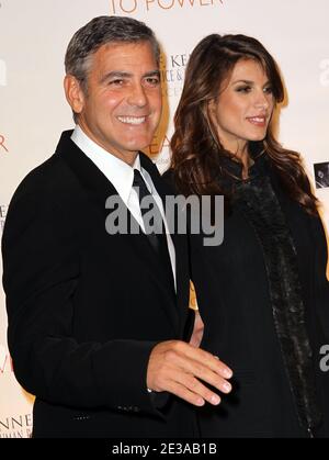 George Clooney und ihre Freundin Elisabetta Canalis kommen am 17. November 2010 zum Robert F. Kennedy Center for Justice & Human Rights Ripple of Hope Awards Dinner 2010 im Pier Sixty at Chelsea Piers in New York City, NY, USA. Foto von Elizabeth Pantaleo/ABACAPRESS.COM Stockfoto
