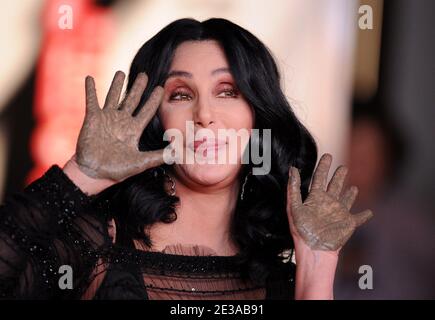 Cher wird mit einer Hand- und Fußabdruck-Zeremonie im Grauman's Chinese Theatre geehrt. Los Angeles, CA, USA am 18. November 2010. Foto von Lionel Hahn/ABACAPRESS.COM Stockfoto
