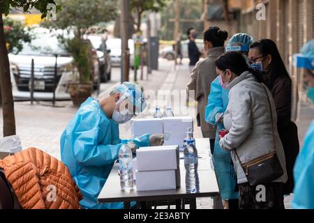 Hongkong, China. Januar 2021. Nach einem Cluster-Ausbruch in einem alten Mietshaus in der Reclamation Street in Yau Ma Tei gibt Hongkong seinen ersten Isolationsauftrag für ganze Wohnblöcke aus. Diejenigen, die in der umliegenden Gemeinde zurückgelassen werden, werden angewiesen, an einem obligatorischen Testverfahren teilzunehmen. An der Canton Road werden mobile Abholzentren eingerichtet. Quelle: Jayne Russell/ZUMA Wire/Alamy Live News Stockfoto