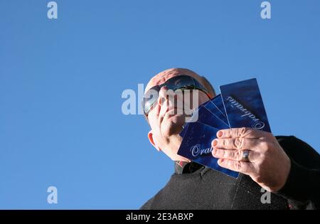 EXKLUSIV. Orabraius, der blinde Seher, ist am 18. November 2010 in Thuir bei Perpignan in Südfrankreich mit einer Reihe von Tarot-Karten in Braille-Schrift dargestellt. Medium Orabraius stellte sich diese Karten vor, die einzigartig auf der Welt sind. Mit einem Stiletto und einer durchbohrten Tablette löschte er die Karten mit jeweils einem anderen Code, den er mit den Fingern 'abspielen' kann. Hunderte von bekannten und unbekannten Menschen konsultieren das Medium, die meisten von ihnen anonym. Foto von Michel Clementz/ABACAPRESS.COM Stockfoto