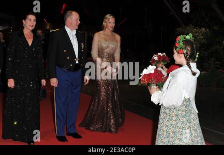 Prinzessin Caroline von Hanove, HSH Prinz Albert II. Von Monacos Verlobter Charlene Wittstock und Prinz Albert II. Von Monaco kommen am 19. November 2010 zur Operngala im Rahmen der Feierlichkeiten zum Nationalfeiertag in Monaco. Foto von Le Segretain/Pool/ABACAPRESS.COM Stockfoto