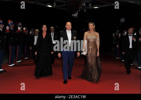 Prinzessin Caroline von Hanove, HSH Prinz Albert II. Von Monacos Verlobter Charlene Wittstock und Prinz Albert II. Von Monaco kommen am 19. November 2010 zur Operngala im Rahmen der Feierlichkeiten zum Nationalfeiertag in Monaco. Foto von Le Segretain/Pool/ABACAPRESS.COM Stockfoto