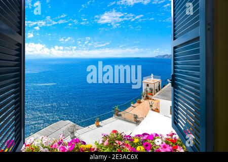 Panoramafenster mit Blick auf das Mittelmeer von einem Zimmer an der Amalfiküste in der Nähe von Sorrento, Italien Stockfoto