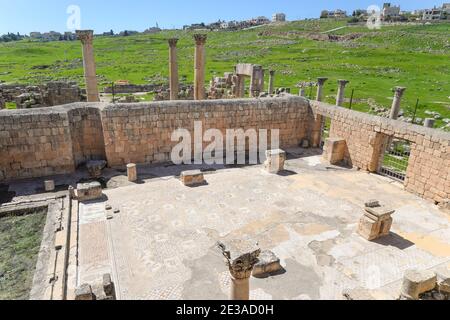 Ruinen der byzantinischen Kirche der Heiligen Cosmas und Damianus Kirche in Jerash, Jordanien. Alte Ruine im alten Gerasa der Kirche des heiligen Johannes des Täufers. Stockfoto