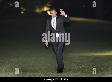 US-Präsident Barack Obama winkt, als er auf dem South Lawn des Weißen Hauses nach seiner Rückkehr nach Washington am 20. November 2010 geht. Pool Photo/Yuri Gripas/ABACAPRESS.COM Stockfoto