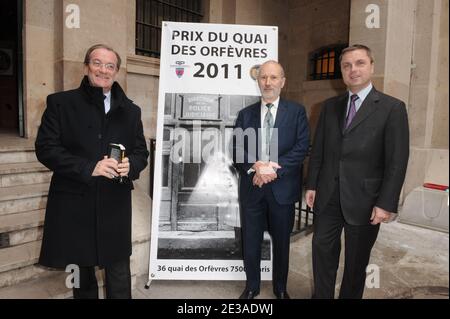 Der französische Schriftsteller Claude Ragon (c) erhält den 64. Literaturpreis "Prix du Quai des Orfevres" vom Polizeipräfekten Michel Gaudin (L) zusammen mit Thierry Fleasch (Direktor des Polizeigerichtlichen) während einer Zeremonie am 36. November im Pariser Polizeipräsidium, Quai des Orfevres in Paris, Frankreich, am 23. November 2010. Foto von Giancarlo Gorassini/ABACAPRESS.COM Stockfoto