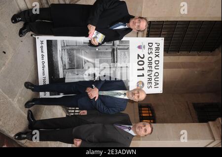 Der französische Schriftsteller Claude Ragon (c) erhält den 64. Literaturpreis "Prix du Quai des Orfevres" vom Polizeipräfekten Michel Gaudin (L) zusammen mit Thierry Fleasch (Direktor des Polizeigerichtlichen) während einer Zeremonie am 36. November im Pariser Polizeipräsidium, Quai des Orfevres in Paris, Frankreich, am 23. November 2010. Foto von Giancarlo Gorassini/ABACAPRESS.COM Stockfoto