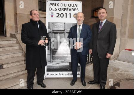 Der französische Schriftsteller Claude Ragon (c) erhält den 64. Literaturpreis "Prix du Quai des Orfevres" vom Polizeipräfekten Michel Gaudin (L) zusammen mit Thierry Fleasch (Direktor des Polizeigerichtlichen) während einer Zeremonie am 36. November im Pariser Polizeipräsidium, Quai des Orfevres in Paris, Frankreich, am 23. November 2010. Foto von Giancarlo Gorassini/ABACAPRESS.COM Stockfoto