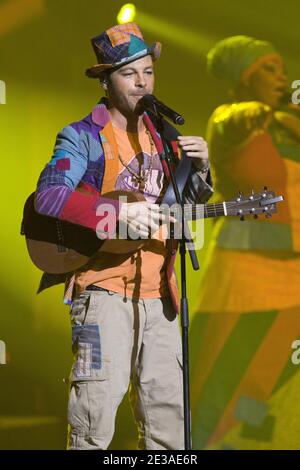 Der französische Sänger Christophe Mae tritt am 13. November 2010 im Palais Nikaia in Nizza, Südfrankreich, auf. Foto von Syspeo.R/ABACAPRESS.COM Stockfoto