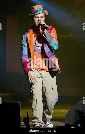 Der französische Sänger Christophe Mae tritt am 13. November 2010 im Palais Nikaia in Nizza, Südfrankreich, auf. Foto von Syspeo.R/ABACAPRESS.COM Stockfoto