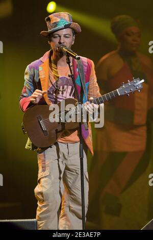 Der französische Sänger Christophe Mae tritt am 13. November 2010 im Palais Nikaia in Nizza, Südfrankreich, auf. Foto von Syspeo.R/ABACAPRESS.COM Stockfoto