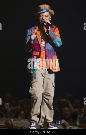 Der französische Sänger Christophe Mae tritt am 13. November 2010 im Palais Nikaia in Nizza, Südfrankreich, auf. Foto von Syspeo.R/ABACAPRESS.COM Stockfoto