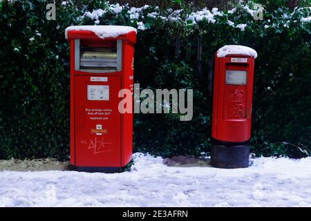 Eine frankierte Mailbox (links) & Standard Royal Mailbox abgedeckt in Schnee in Leeds Stockfoto