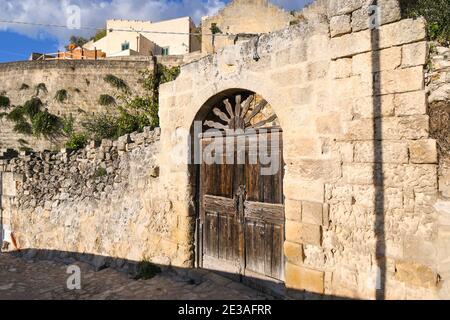 Eine alte, verwitterte braune Tür in der alten sassi Stadt Matera, Italien Stockfoto