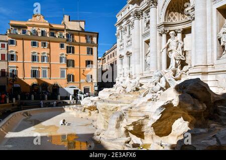 Ein Arbeiter hockt, während sie Wartung und Restaurierung in einem leeren Trevi-Brunnen in Rom, Italien Stockfoto