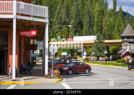 2020: Ein Mann entspannt sich auf dem Bürgersteig vor der Wallace Hotel Bar in der Bergbaustadt im Silver Valley, in Wallace, Idaho, USA. Stockfoto