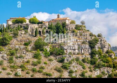 Nahaufnahme des malerischen, mittelalterlichen, auf einem Hügel gelegenen Dorfes Gourdon, Frankreich, hoch auf einem Berg in der Region Maritimes Provence Alpen. Stockfoto