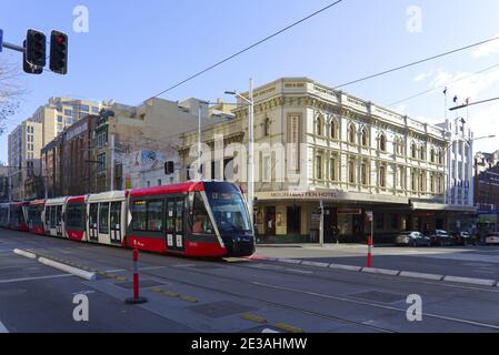 Das öffentliche Nahverkehrssystem der Sydney Light Rail entlang George Straße im Geschäftsviertel von Sydney, Australien Stockfoto