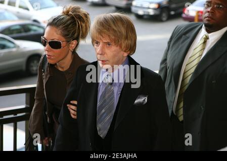 Der Musikproduzent PHIL SPECTOR (geb. Harvey Phillip Spector, 26. Dezember 1939 - 16. Januar 2021) ist im Alter von 81 Jahren gestorben, während er eine Haftstrafe wegen Mordes verbüßte. Spector transformierte die Popmusik mit seinem "Wall of Sound"-Aufnahmestil in den 1960er Jahren. 2009 wurde er wegen des Mordes an der Hollywood-Schauspielerin Lana Clarkson 2003 verurteilt. DATEI FOTO: 25. Juni 2007, Los Angeles, Kalifornien, USA: Der Musikproduzent PHIL SPECTOR und seine Frau RACHELLE MARIE SPECTOR kommen zum Lana Clarkson Mordprozess in das Gebäude der Strafgerichte von Los Angeles, das von Sicherheitskräften flankiert wird. (Bild: © Patrick Fallo Stockfoto