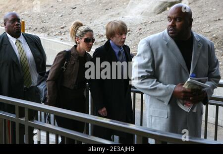 Der Musikproduzent PHIL SPECTOR (geb. Harvey Phillip Spector, 26. Dezember 1939 - 16. Januar 2021) ist im Alter von 81 Jahren gestorben, während er eine Haftstrafe wegen Mordes verbüßte. Spector transformierte die Popmusik mit seinem "Wall of Sound"-Aufnahmestil in den 1960er Jahren. 2009 wurde er wegen des Mordes an der Hollywood-Schauspielerin Lana Clarkson 2003 verurteilt. DATEI FOTO: 25. Juni 2007, Los Angeles, Kalifornien, USA: Der Musikproduzent PHIL SPECTOR und seine Frau RACHELLE MARIE SPECTOR kommen zum Lana Clarkson Mordprozess in das Gebäude der Strafgerichte von Los Angeles, das von Sicherheitskräften flankiert wird. (Bild: © Patrick Fallo Stockfoto