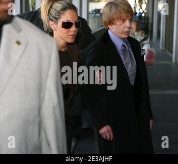 Der Musikproduzent PHIL SPECTOR (geb. Harvey Phillip Spector, 26. Dezember 1939 - 16. Januar 2021) ist im Alter von 81 Jahren gestorben, während er eine Haftstrafe wegen Mordes verbüßte. Spector transformierte die Popmusik mit seinem "Wall of Sound"-Aufnahmestil in den 1960er Jahren. 2009 wurde er wegen des Mordes an der Hollywood-Schauspielerin Lana Clarkson 2003 verurteilt. DATEI FOTO: 25. Juni 2007, Los Angeles, Kalifornien, USA: Der Musikproduzent PHIL SPECTOR und seine Frau RACHELLE MARIE SPECTOR kommen zum Lana Clarkson Mordprozess in das Gebäude der Strafgerichte von Los Angeles, das von Sicherheitskräften flankiert wird. (Bild: © Patrick Fallo Stockfoto