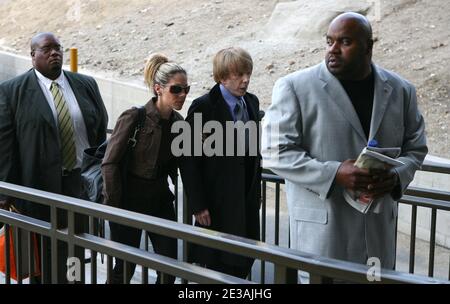 Der Musikproduzent PHIL SPECTOR (geb. Harvey Phillip Spector, 26. Dezember 1939 - 16. Januar 2021) ist im Alter von 81 Jahren gestorben, während er eine Haftstrafe wegen Mordes verbüßte. Spector transformierte die Popmusik mit seinem "Wall of Sound"-Aufnahmestil in den 1960er Jahren. 2009 wurde er wegen des Mordes an der Hollywood-Schauspielerin Lana Clarkson 2003 verurteilt. DATEI FOTO: 25. Juni 2007, Los Angeles, Kalifornien, USA: Der Musikproduzent PHIL SPECTOR und seine Frau RACHELLE MARIE SPECTOR kommen zum Lana Clarkson Mordprozess in das Gebäude der Strafgerichte von Los Angeles, das von Sicherheitskräften flankiert wird. (Bild: © Patrick Fallo Stockfoto