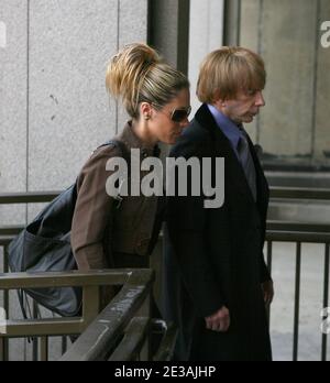 Der Musikproduzent PHIL SPECTOR (geb. Harvey Phillip Spector, 26. Dezember 1939 - 16. Januar 2021) ist im Alter von 81 Jahren gestorben, während er eine Haftstrafe wegen Mordes verbüßte. Spector transformierte die Popmusik mit seinem "Wall of Sound"-Aufnahmestil in den 1960er Jahren. 2009 wurde er wegen des Mordes an der Hollywood-Schauspielerin Lana Clarkson 2003 verurteilt. DATEI FOTO: 25. Juni 2007, Los Angeles, Kalifornien, USA: Der Musikproduzent PHIL SPECTOR und seine Frau RACHELLE MARIE SPECTOR kommen zum Lana Clarkson Mordprozess in das Gebäude der Strafgerichte von Los Angeles, das von Sicherheitskräften flankiert wird. (Bild: © Patrick Fallo Stockfoto