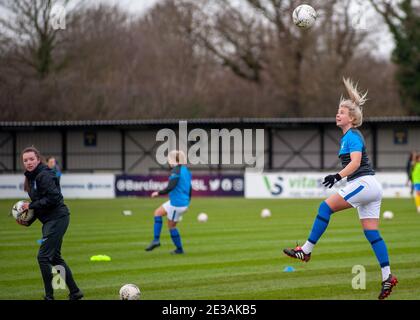 Solihull, Großbritannien. Januar 2021. Mollie Green (Birmingham City #8) FÜHRT DEN BALL WÄHREND BIRMINGHAM AUFWÄRMEN während der Womens Super League Spiel zwischen Birmingham City & Brighton & Hove Albion bei SportNation.bet Stadion in Solihull, England Kredit: SPP Sport Pressefoto. /Alamy Live Nachrichten Stockfoto