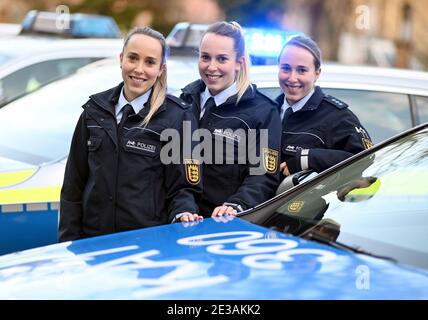 Karlsruhe, Deutschland. Januar 2021. Die identischen Drillinge, (l-r) Vanessa, Lara und Samira Böß, im Polizeipräsidium Karlsruhe abgebildet. Alle drei arbeiten für die Polizei. (To dpa: 'Drillinge erfüllen ihren Jugendlichen Traum in der Polizei') Quelle: Uli Deck/dpa/Alamy Live News Stockfoto