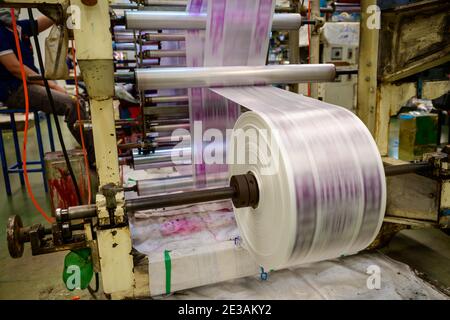 Maschine Tiefdruck arbeitet, Farbdruck auf Plastiktüten. Stockfoto