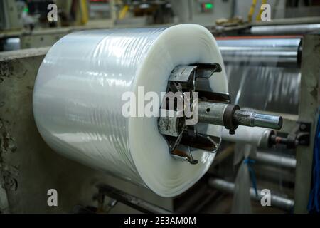 Die Produktionsmaschinen für Polypropylen-Folien (pp.) arbeiten in einer Kunststoffbeutelfabrik. Stockfoto