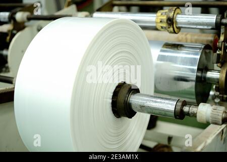 Kunststofffolie wird zu Rollen gesammelt. Ist der letzte Schritt der Kunststoff-Film-Maschine zu produzieren Plastiktüten. Stockfoto