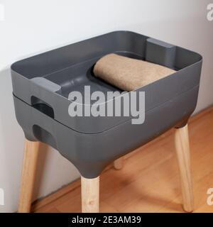 Ein schlanker, modern aussehender Wurm-Komposter für den Innenbereich ist die perfekte Lösung für das Wohnen in der Wohnung und die Kompostierung Ihrer Haushaltsküchenabfälle! Diese 2 Tier w Stockfoto