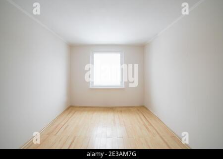 Leeres weißes Zimmer mit Fenster. Stockfoto
