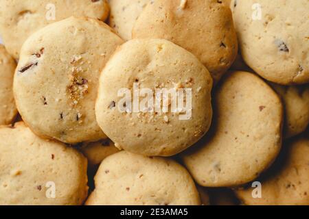 Hausgemachte Haselnuss-Cookies im Stapel gestapelt Nahaufnahme Vollformat Draufsicht Stockfoto